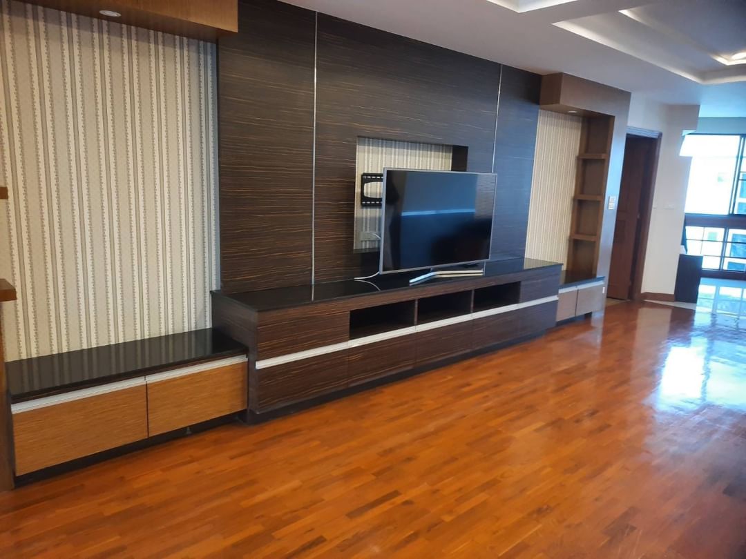 Spacious 3-bed, 4-bath condo with maid room at President Park Sukhumvit 24 for rent at 80,000 THB/month. Prime location near Phrom Phong BTS. Luxury living in Bangkok.