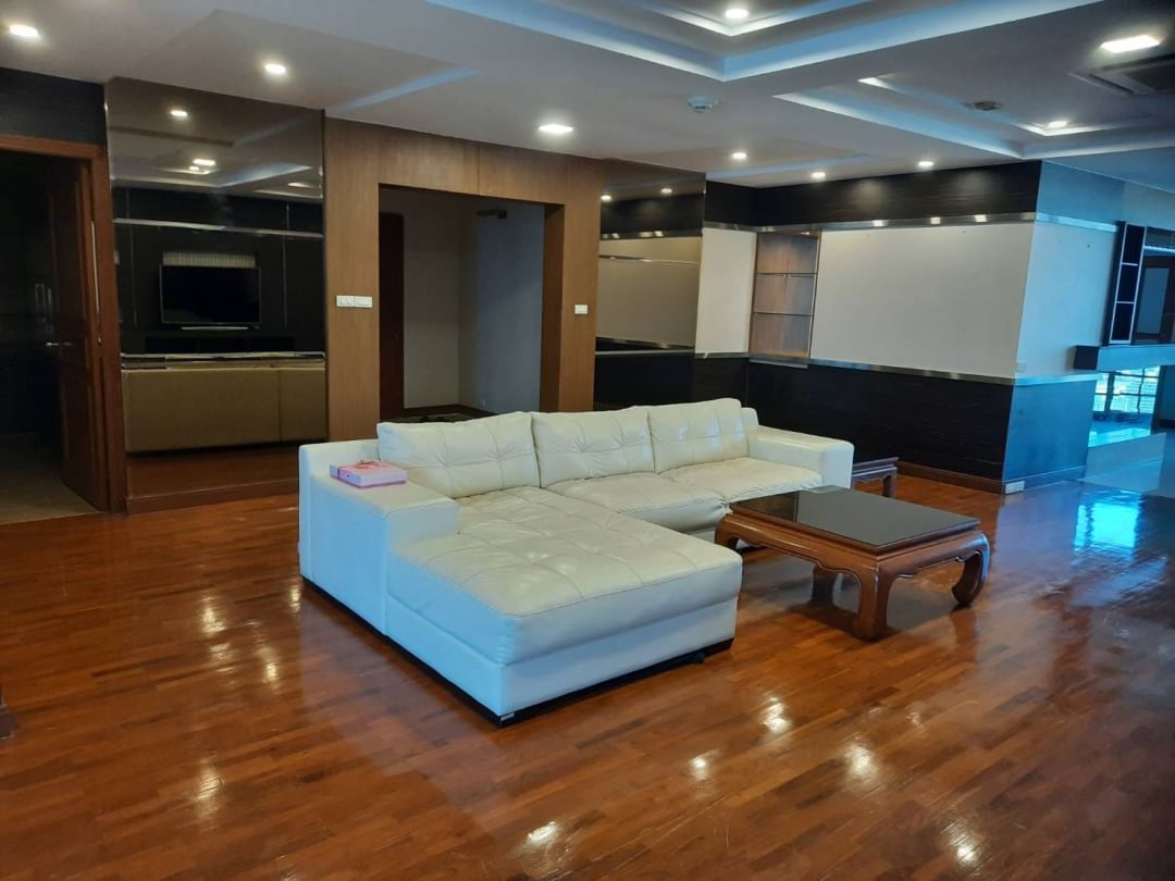 Spacious 3-bed, 4-bath condo with maid room at President Park Sukhumvit 24 for rent at 80,000 THB/month. Prime location near Phrom Phong BTS. Luxury living in Bangkok.