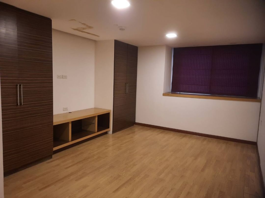 Spacious 3-bed, 4-bath condo with maid room at President Park Sukhumvit 24 for rent at 80,000 THB/month. Prime location near Phrom Phong BTS. Luxury living in Bangkok.