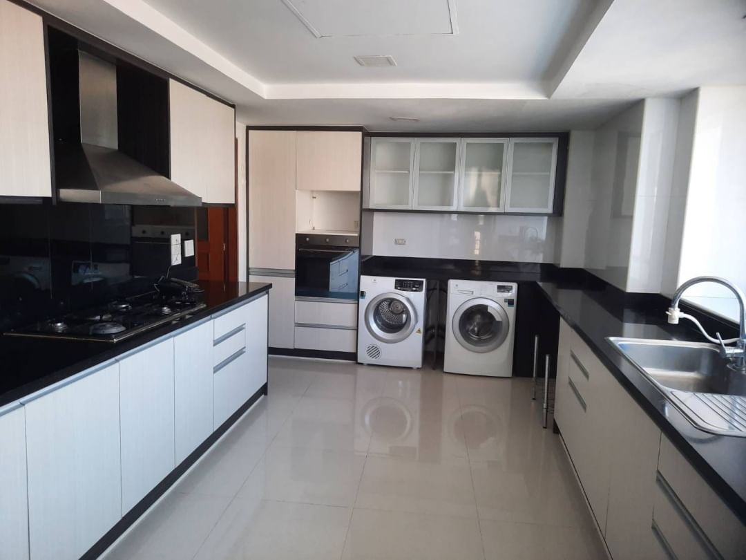 Spacious 3-bed, 4-bath condo with maid room at President Park Sukhumvit 24 for rent at 80,000 THB/month. Prime location near Phrom Phong BTS. Luxury living in Bangkok.