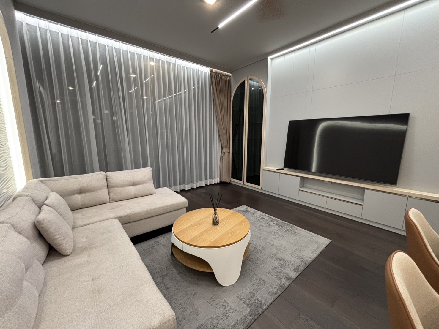Luxury 3-bed, 3-bath condo at LAVIQ Sukhumvit 57, 120 sqm, 27th floor. Prime Thonglor location near BTS. Full facilities. Rent starts at 145,000 THB/month.