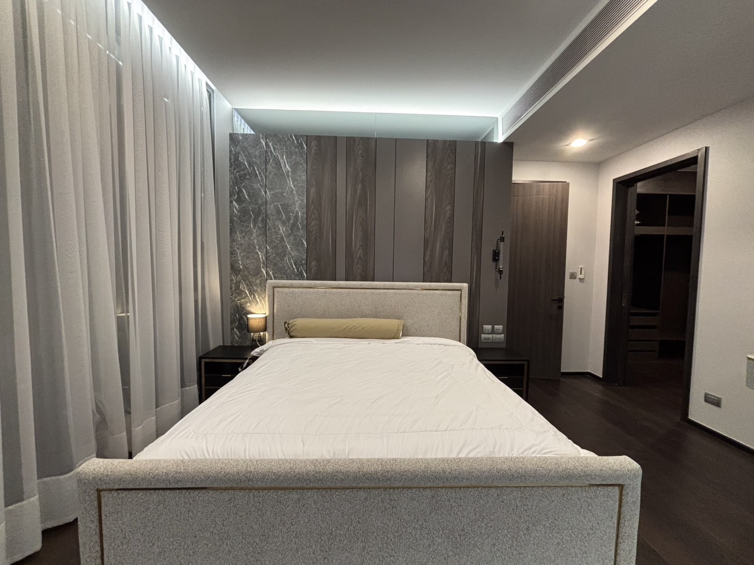 Luxury 3-bed, 3-bath condo at LAVIQ Sukhumvit 57, 120 sqm, 27th floor. Prime Thonglor location near BTS. Full facilities. Rent starts at 145,000 THB/month.