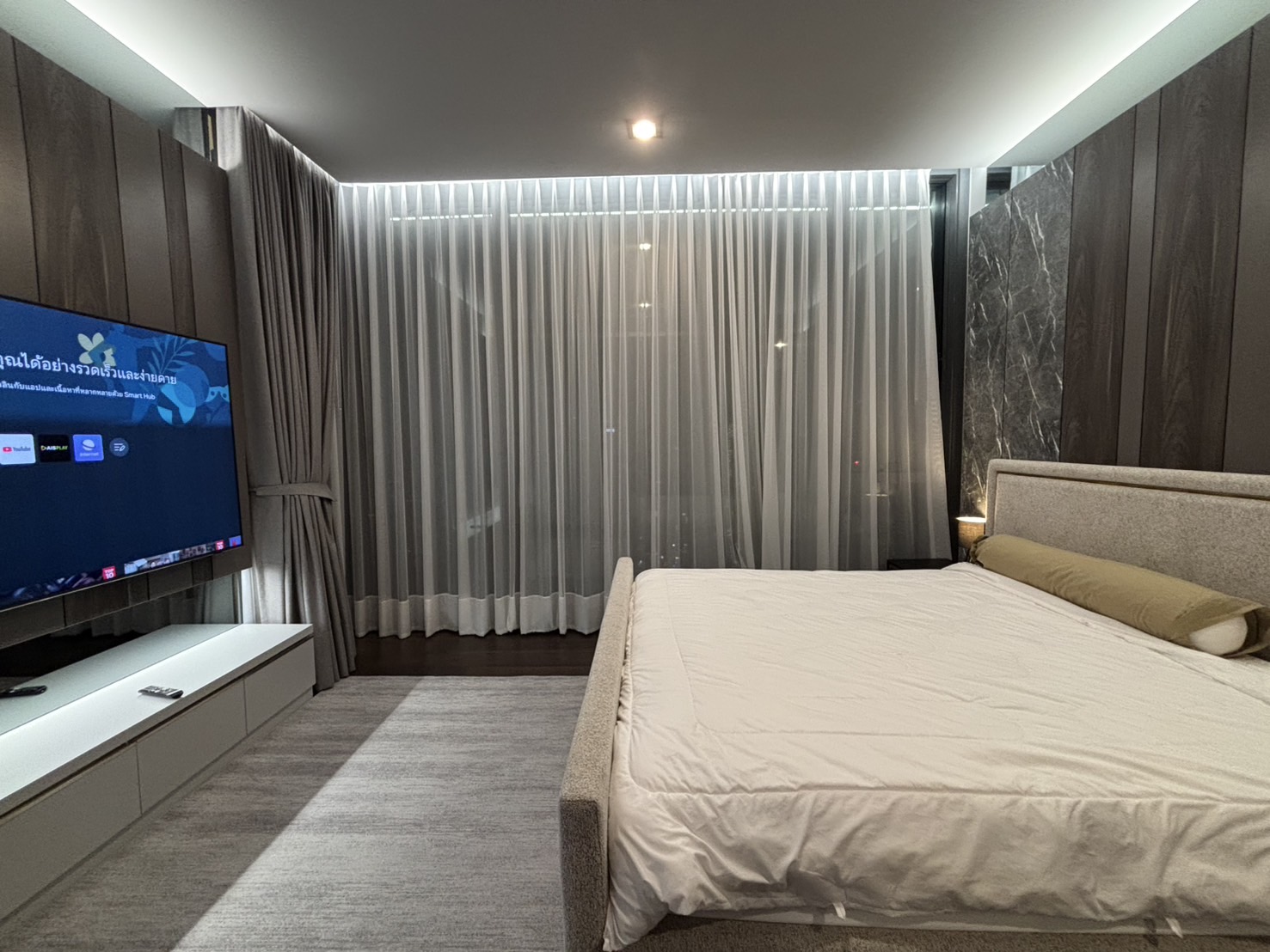Luxury 3-bed, 3-bath condo at LAVIQ Sukhumvit 57, 120 sqm, 27th floor. Prime Thonglor location near BTS. Full facilities. Rent starts at 145,000 THB/month.