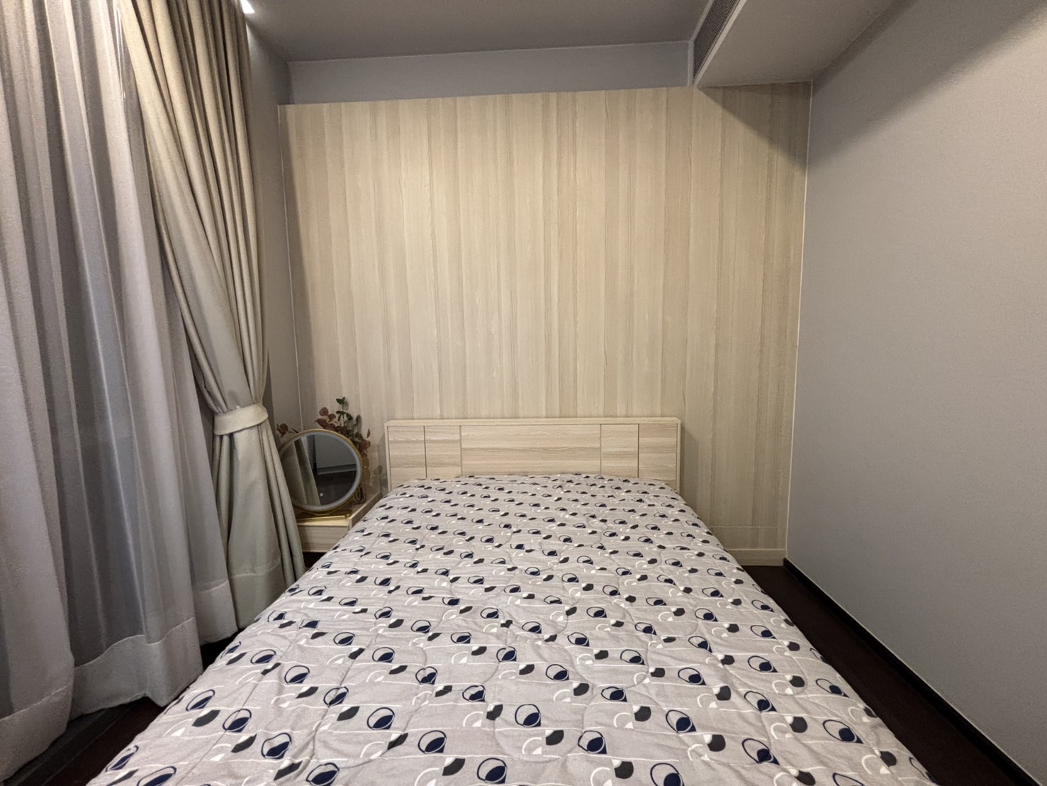Luxury 3-bed, 3-bath condo at LAVIQ Sukhumvit 57, 120 sqm, 27th floor. Prime Thonglor location near BTS. Full facilities. Rent starts at 145,000 THB/month.