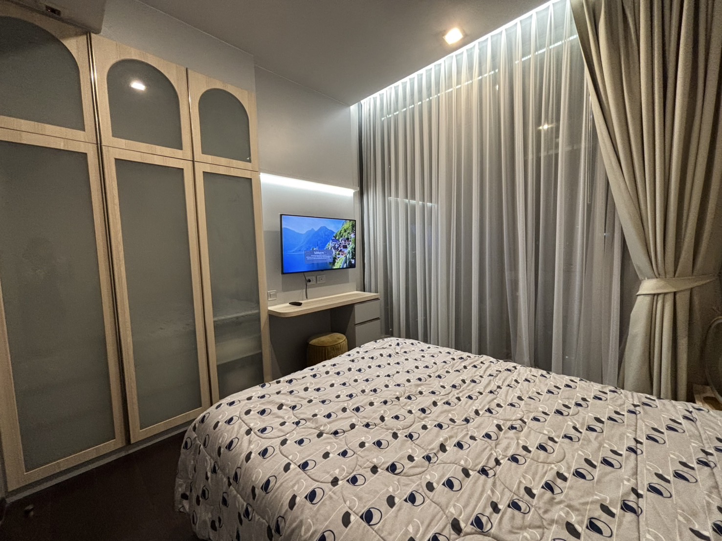 Luxury 3-bed, 3-bath condo at LAVIQ Sukhumvit 57, 120 sqm, 27th floor. Prime Thonglor location near BTS. Full facilities. Rent starts at 145,000 THB/month.
