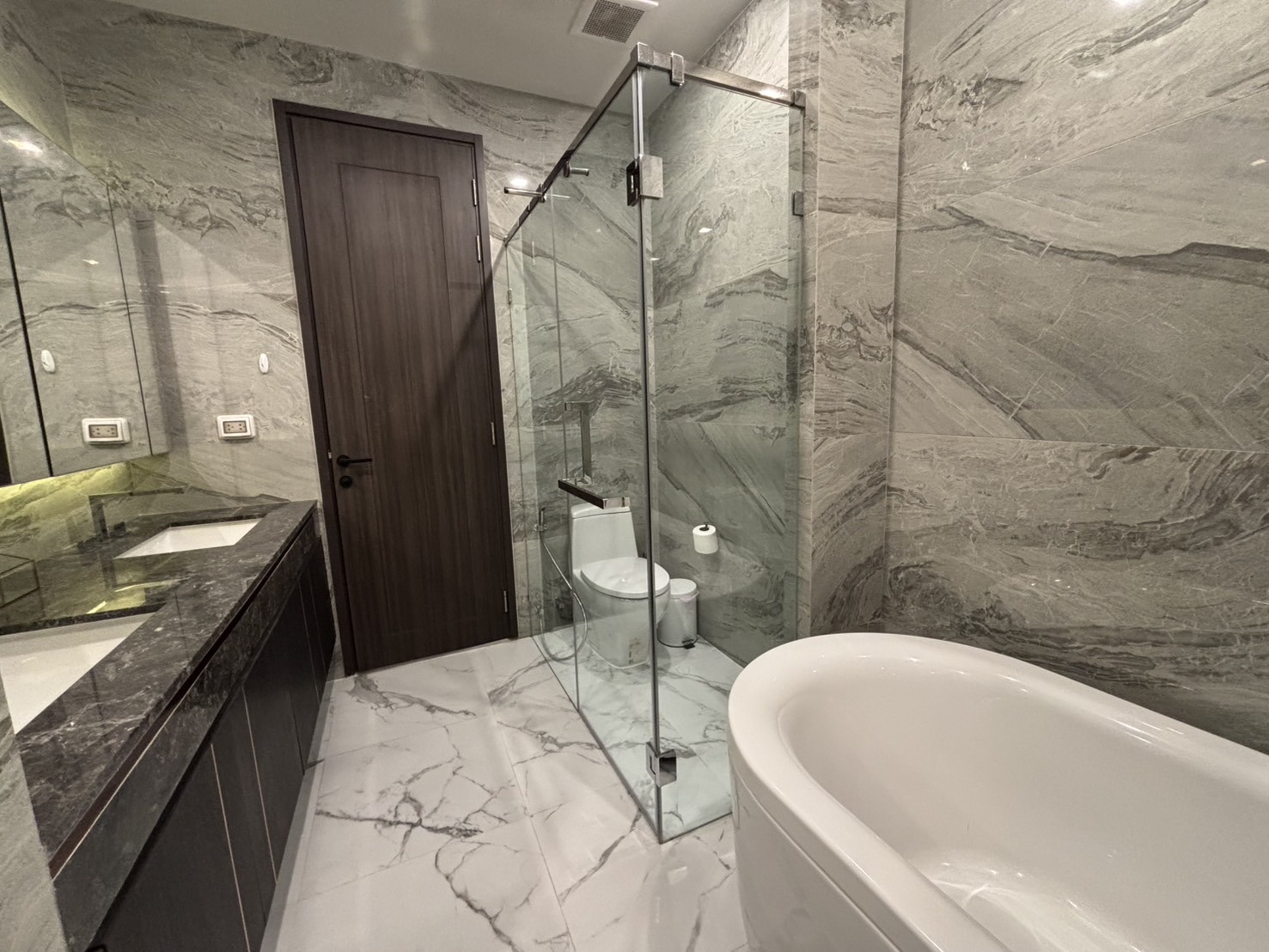 Luxury 3-bed, 3-bath condo at LAVIQ Sukhumvit 57, 120 sqm, 27th floor. Prime Thonglor location near BTS. Full facilities. Rent starts at 145,000 THB/month.