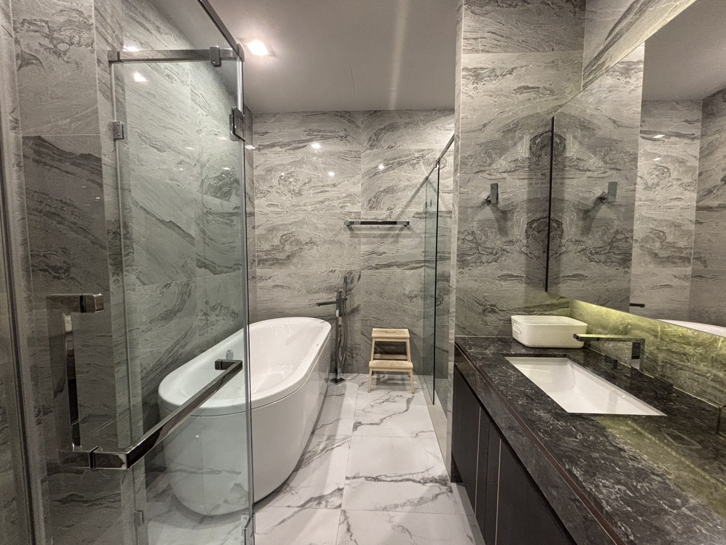Luxury 3-bed, 3-bath condo at LAVIQ Sukhumvit 57, 120 sqm, 27th floor. Prime Thonglor location near BTS. Full facilities. Rent starts at 145,000 THB/month.
