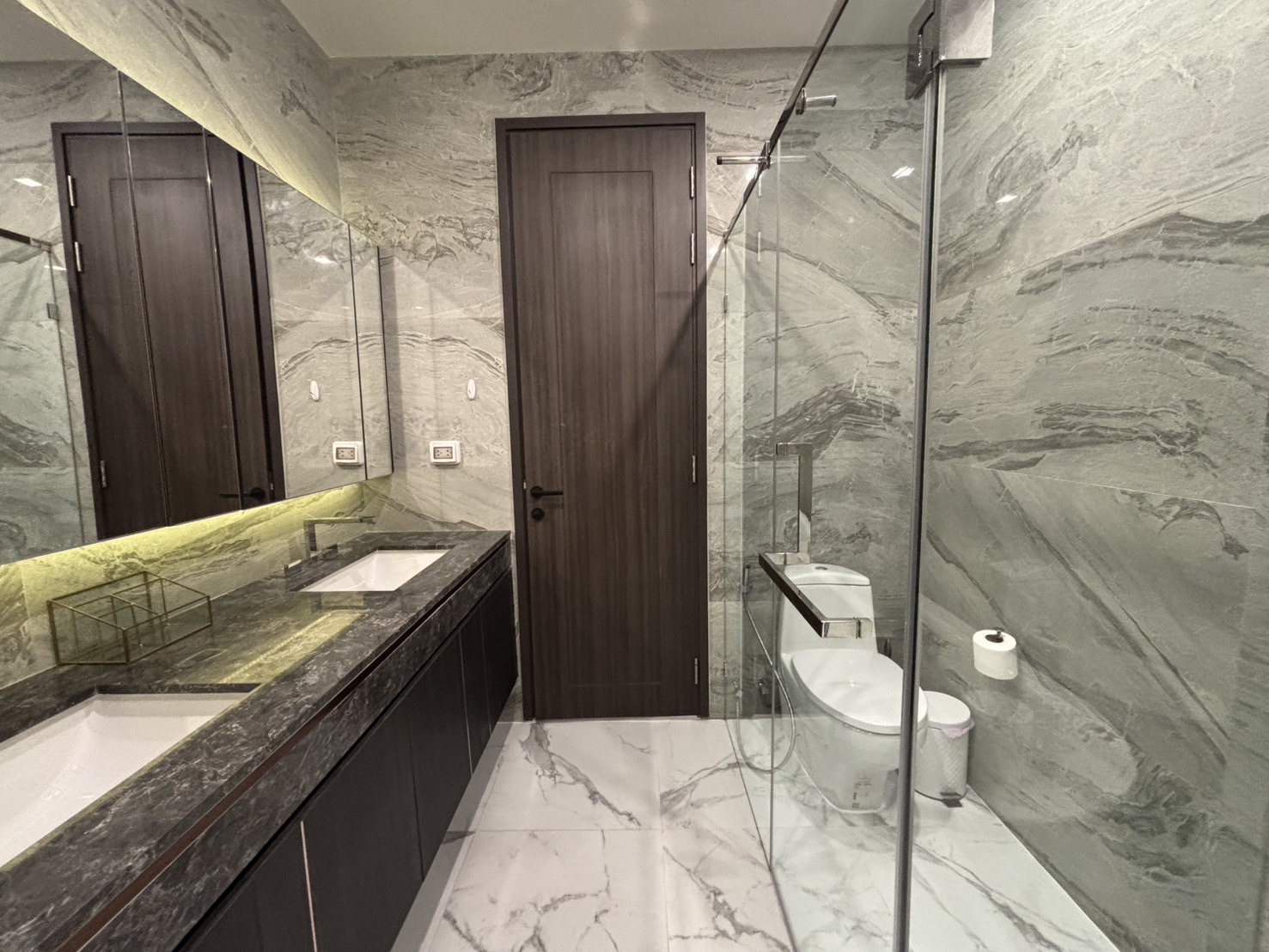 Luxury 3-bed, 3-bath condo at LAVIQ Sukhumvit 57, 120 sqm, 27th floor. Prime Thonglor location near BTS. Full facilities. Rent starts at 145,000 THB/month.