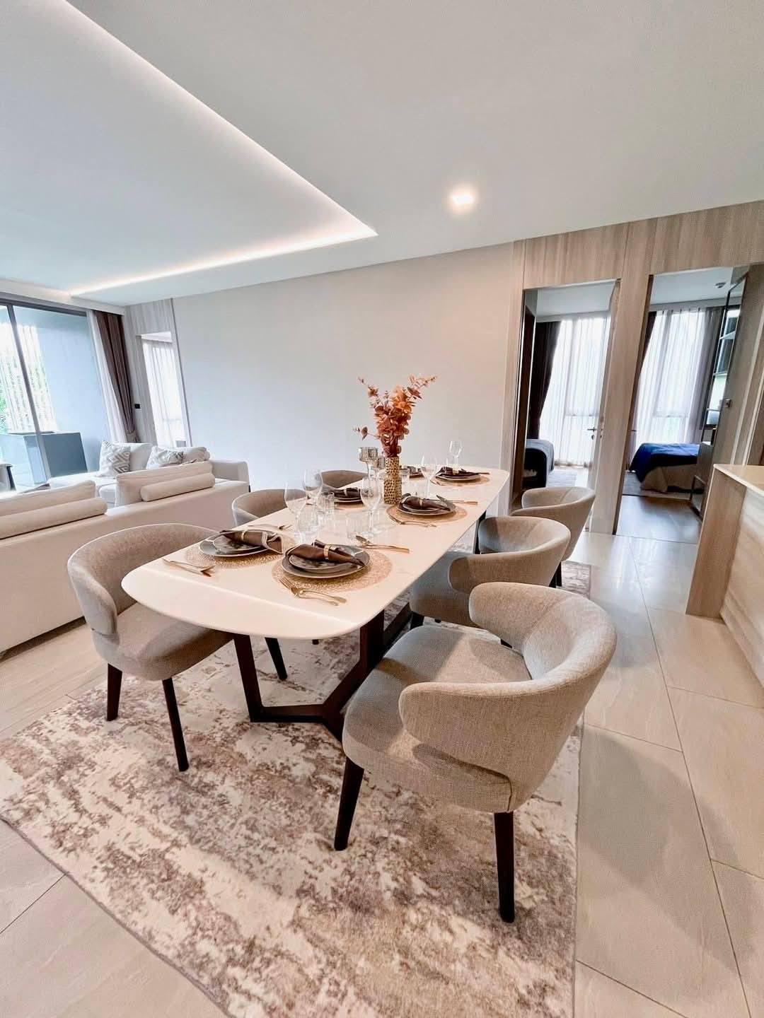 Luxury 2-bed, 2-bath condo at H Sukhumvit 43, 60 sqm, 17th floor. Prime Phrom Phong location near BTS. Full facilities. Rent starts at 43,000 THB/month.