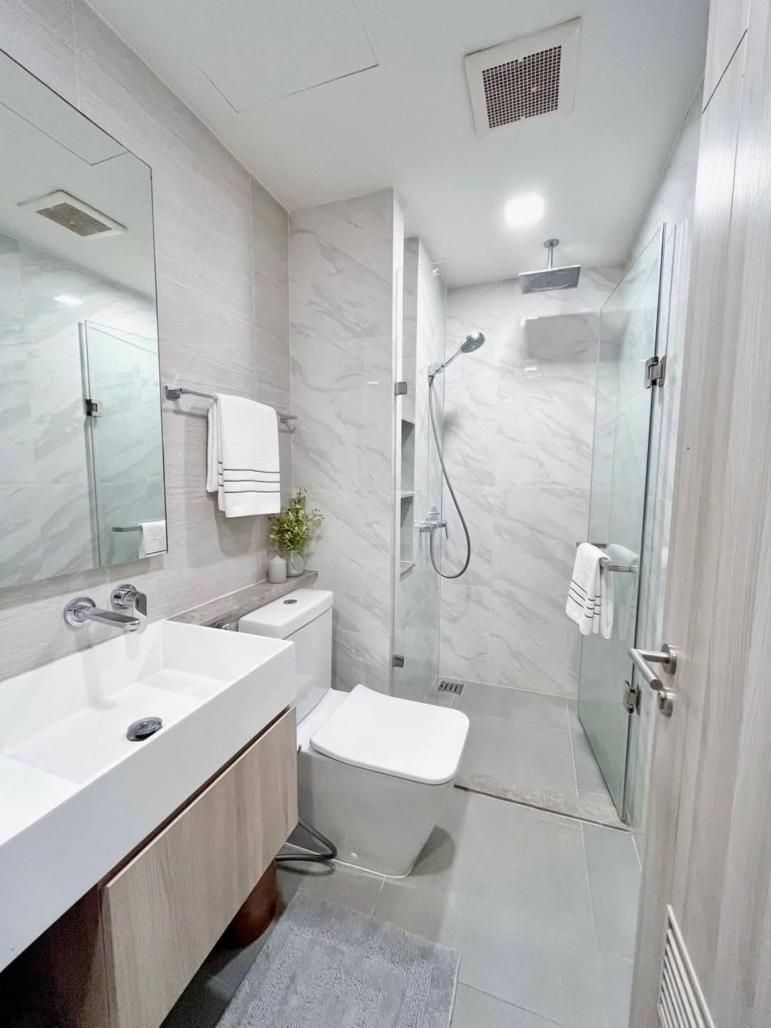 Luxury 2-bed, 2-bath condo at H Sukhumvit 43, 60 sqm, 17th floor. Prime Phrom Phong location near BTS. Full facilities. Rent starts at 43,000 THB/month.