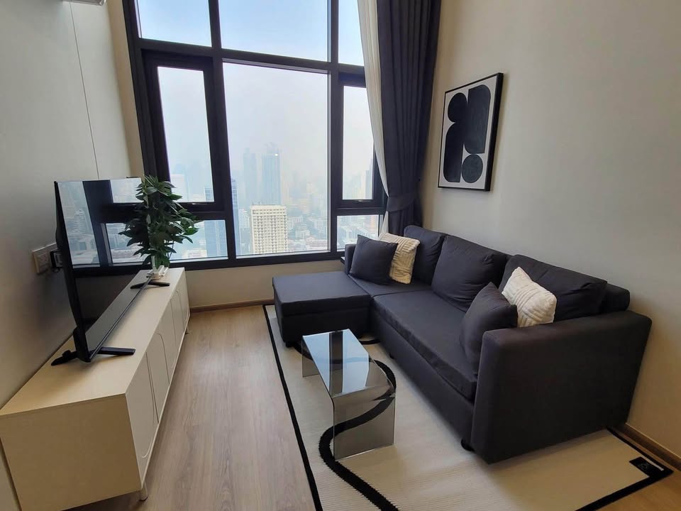 Modern 1-bed loft-style condo at Life Rama 4 - Asoke, 41 sqm, 35th floor. Fully furnished, high-rise luxury, 450m to MRT QSNCC. Rent: 29,000 THB/month.