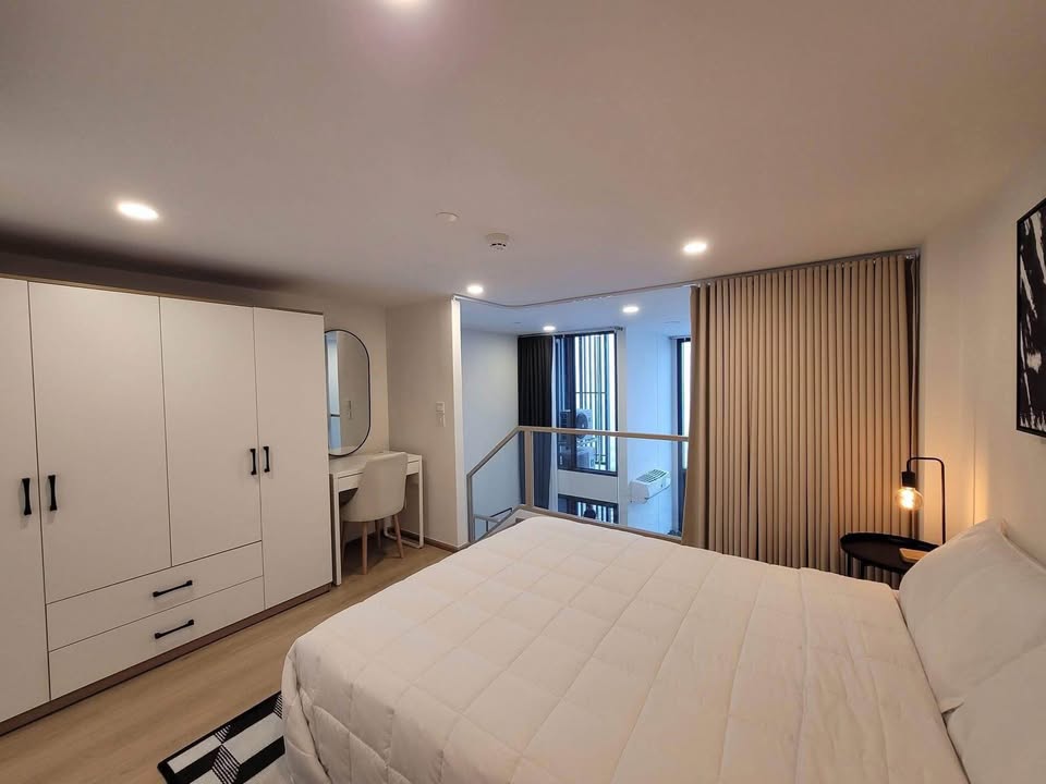 Modern 1-bed loft-style condo at Life Rama 4 - Asoke, 41 sqm, 35th floor. Fully furnished, high-rise luxury, 450m to MRT QSNCC. Rent: 29,000 THB/month.