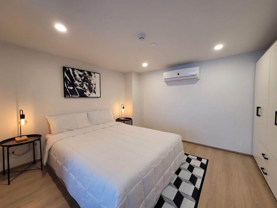 Modern 1-bed loft-style condo at Life Rama 4 - Asoke, 41 sqm, 35th floor. Fully furnished, high-rise luxury, 450m to MRT QSNCC. Rent: 29,000 THB/month.