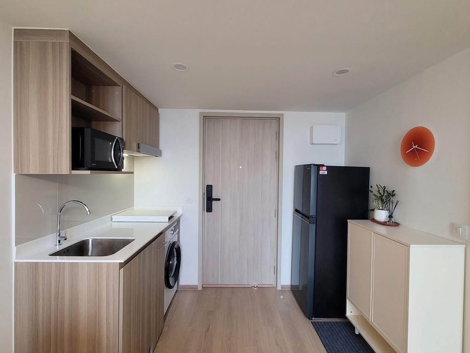 Modern 1-bed loft-style condo at Life Rama 4 - Asoke, 41 sqm, 35th floor. Fully furnished, high-rise luxury, 450m to MRT QSNCC. Rent: 29,000 THB/month.