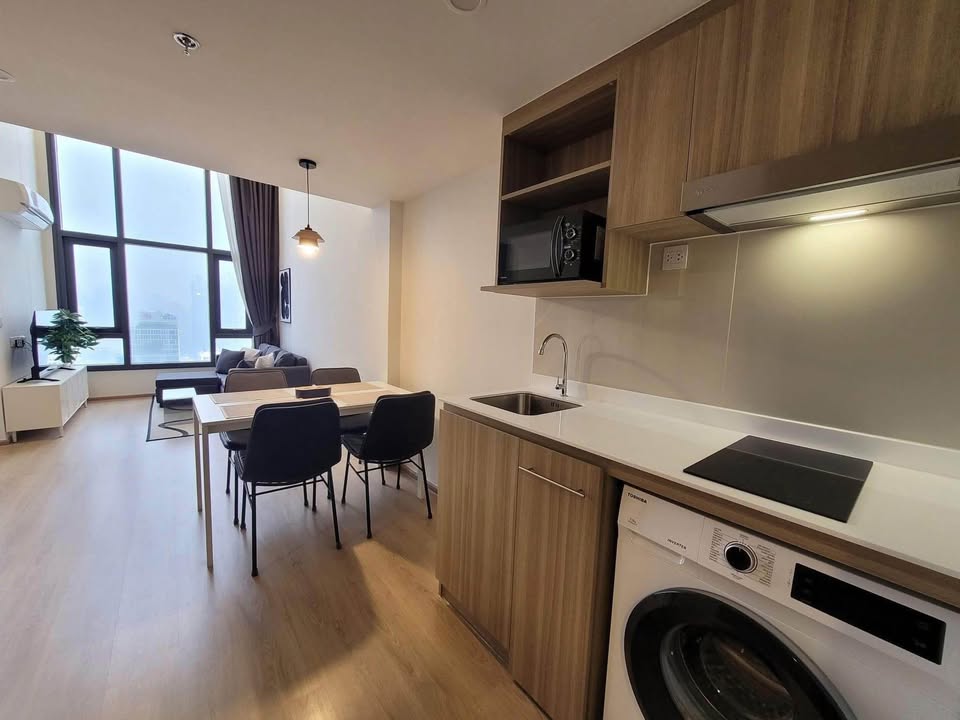 Modern 1-bed loft-style condo at Life Rama 4 - Asoke, 41 sqm, 35th floor. Fully furnished, high-rise luxury, 450m to MRT QSNCC. Rent: 29,000 THB/month.