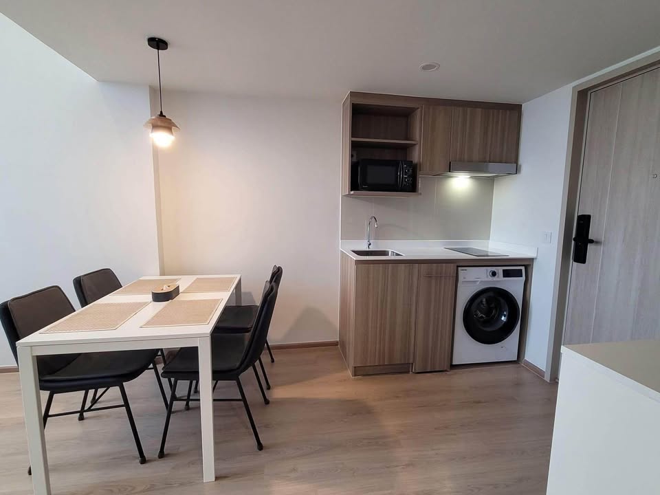 Modern 1-bed loft-style condo at Life Rama 4 - Asoke, 41 sqm, 35th floor. Fully furnished, high-rise luxury, 450m to MRT QSNCC. Rent: 29,000 THB/month.