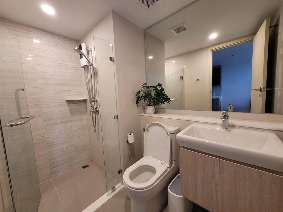 Modern 1-bed loft-style condo at Life Rama 4 - Asoke, 41 sqm, 35th floor. Fully furnished, high-rise luxury, 450m to MRT QSNCC. Rent: 29,000 THB/month.