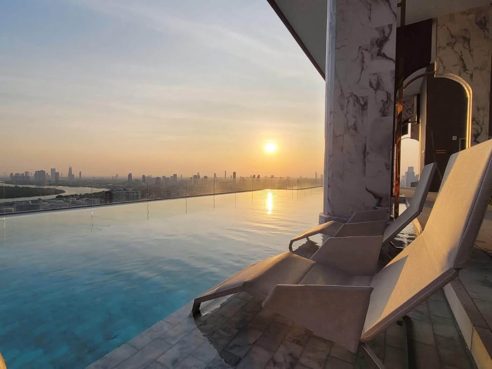 Modern 1-bed loft-style condo at Life Rama 4 - Asoke, 41 sqm, 35th floor. Fully furnished, high-rise luxury, 450m to MRT QSNCC. Rent: 29,000 THB/month.