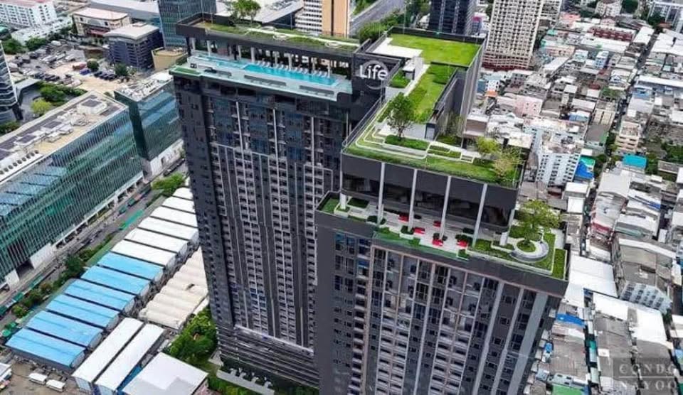 Modern 1-bed loft-style condo at Life Rama 4 - Asoke, 41 sqm, 35th floor. Fully furnished, high-rise luxury, 450m to MRT QSNCC. Rent: 29,000 THB/month.