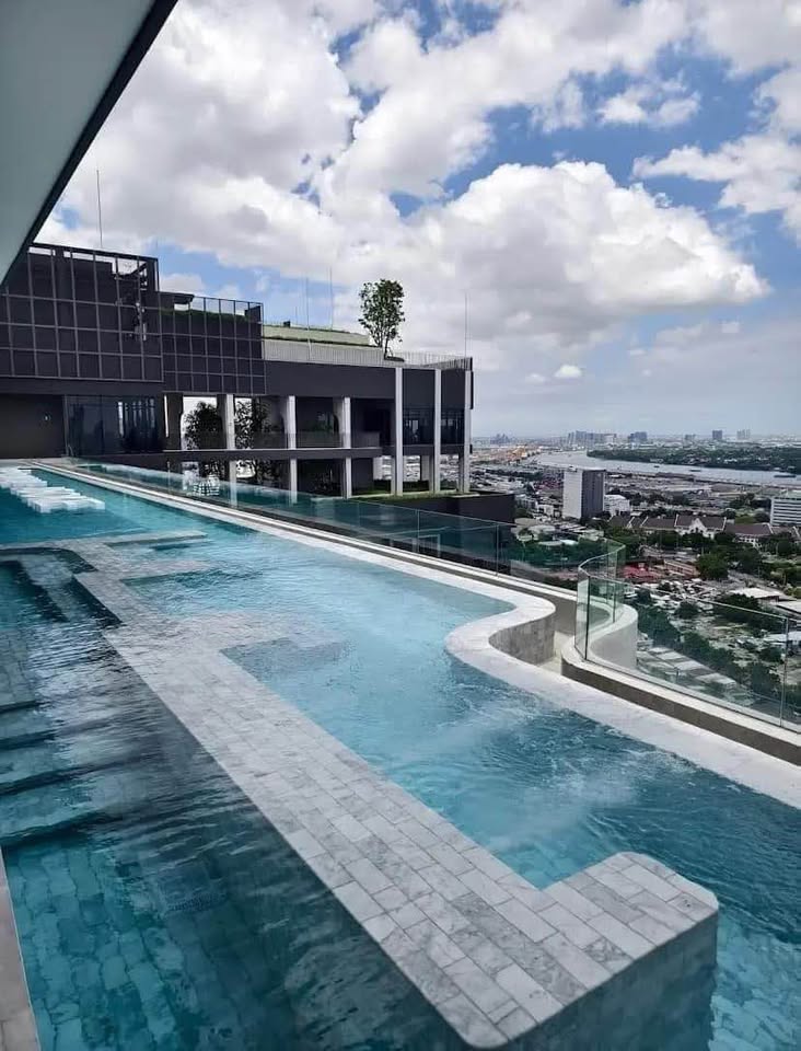 Modern 1-bed loft-style condo at Life Rama 4 - Asoke, 41 sqm, 35th floor. Fully furnished, high-rise luxury, 450m to MRT QSNCC. Rent: 29,000 THB/month.