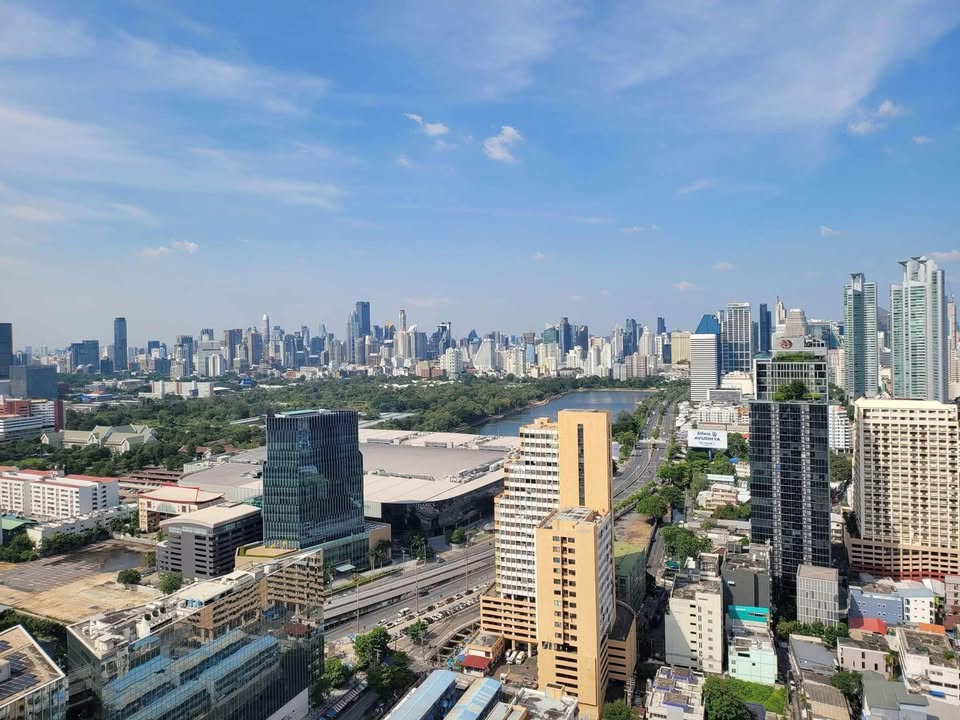 Modern 1-bed loft-style condo at Life Rama 4 - Asoke, 41 sqm, 35th floor. Fully furnished, high-rise luxury, 450m to MRT QSNCC. Rent: 29,000 THB/month.