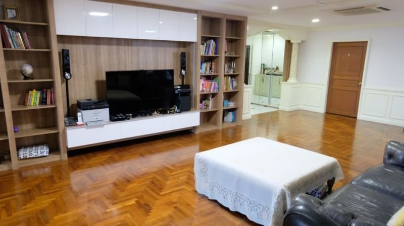 Spacious 3-bedroom condo for sale at President Park Sukhumvit 24. Fully furnished, 230 sqm, prime location. Luxury living with top-tier amenities.