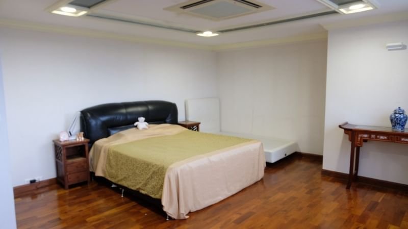 Spacious 3-bedroom condo for sale at President Park Sukhumvit 24. Fully furnished, 230 sqm, prime location. Luxury living with top-tier amenities.