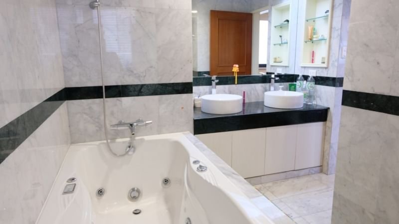 Spacious 3-bedroom condo for sale at President Park Sukhumvit 24. Fully furnished, 230 sqm, prime location. Luxury living with top-tier amenities.