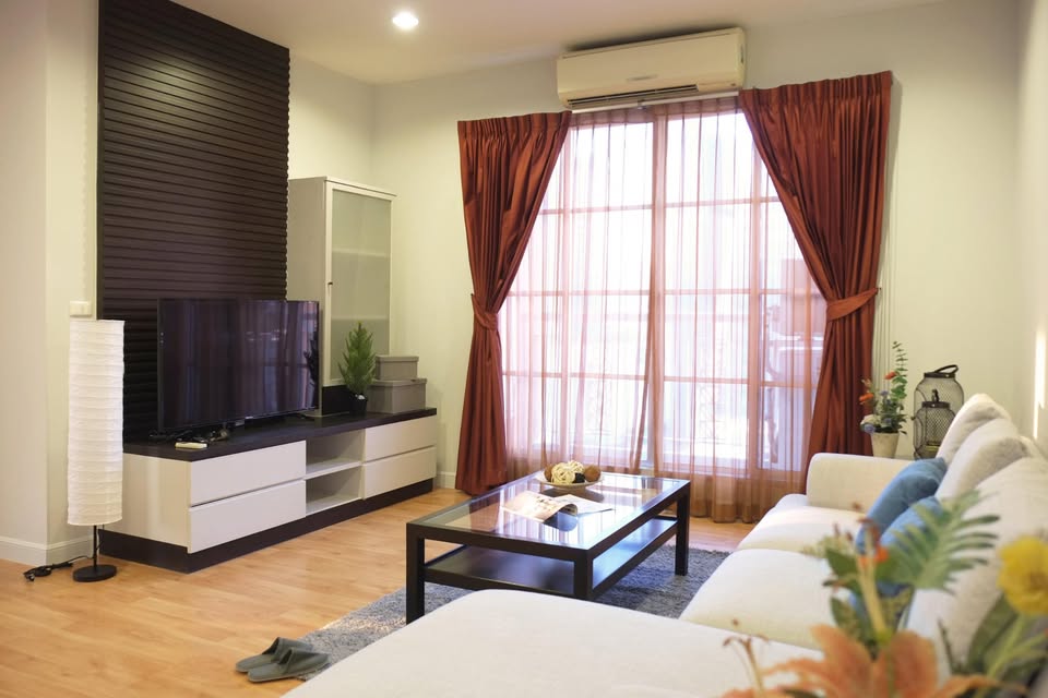 Spacious 3BR/3BA penthouse at CitiSmart Sukhumvit 18 for rent! Prime location, city views, luxury amenities. 75K THB/month. Call now for a viewing!
