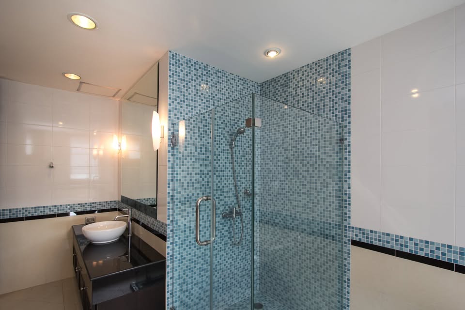 Spacious 3BR/3BA penthouse at CitiSmart Sukhumvit 18 for rent! Prime location, city views, luxury amenities. 75K THB/month. Call now for a viewing!