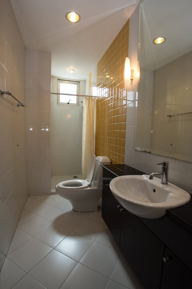 Spacious 3BR/3BA penthouse at CitiSmart Sukhumvit 18 for rent! Prime location, city views, luxury amenities. 75K THB/month. Call now for a viewing!