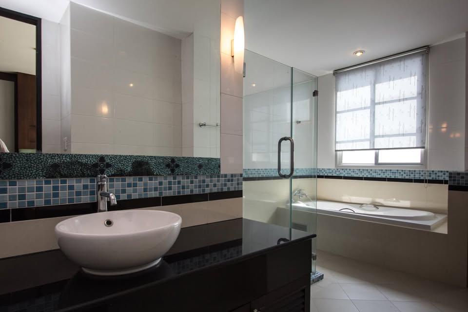 Spacious 3BR/3BA penthouse at CitiSmart Sukhumvit 18 for rent! Prime location, city views, luxury amenities. 75K THB/month. Call now for a viewing!