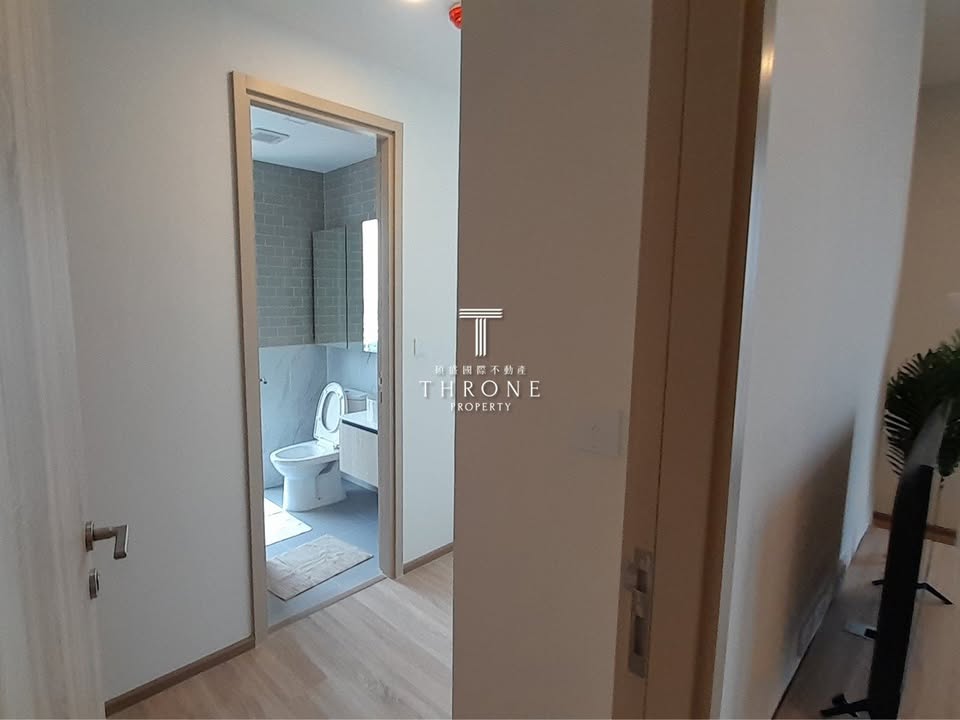 Discover urban luxury at XT Phayathai! Rent this fully furnished 2-bedroom, 2-bathroom condo on the 33rd floor, spanning 82.5 sqm, for 53,000 THB/month. Enjoy top-tier amenities and a prime Bangkok location. Near BTS Phaya Thai