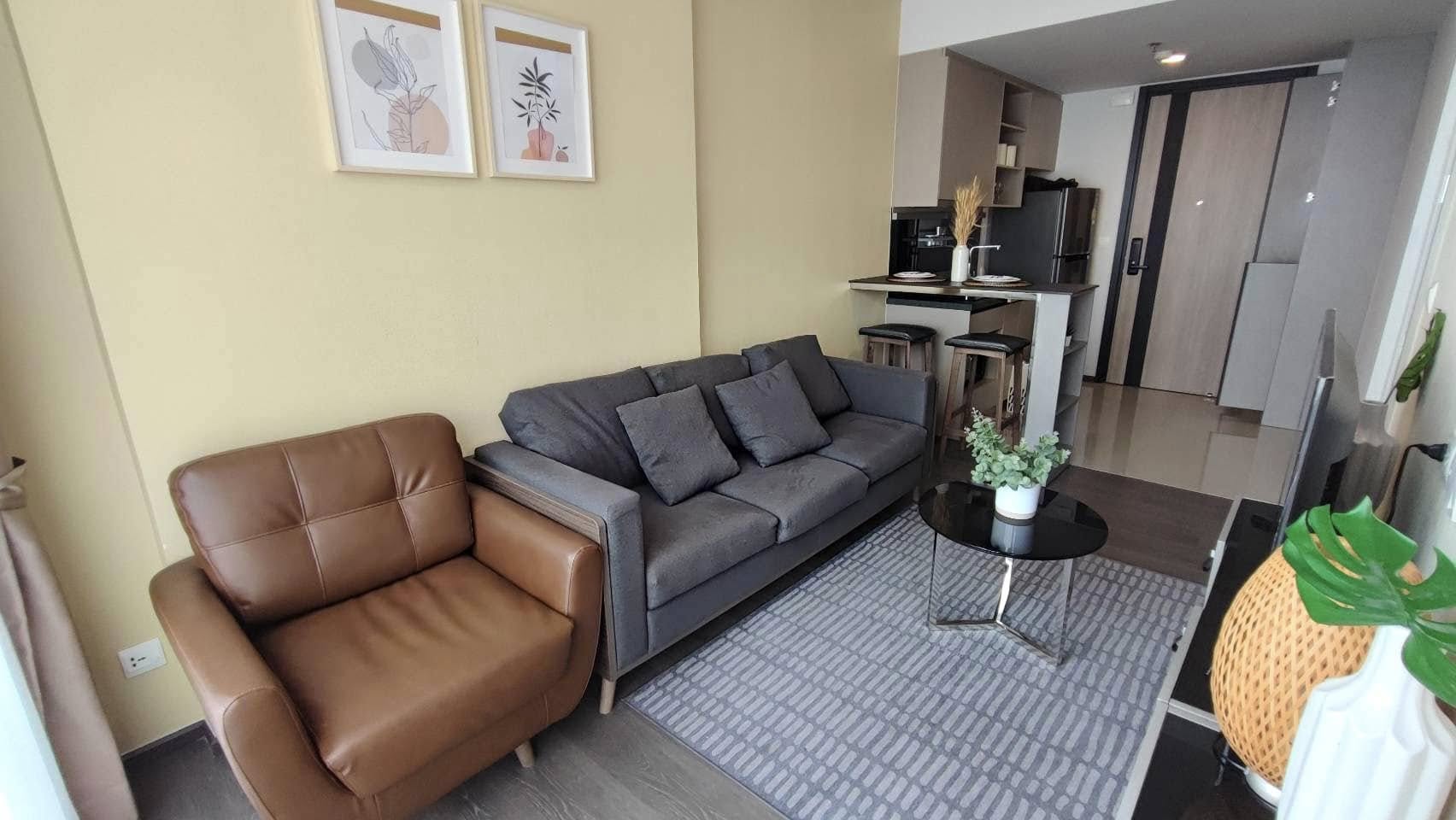 Discover modern living at Oka Haus Sukhumvit 36! This high-floor 1-bedroom condo (34.27 sqm) is fully furnished with premium appliances. Priced at 5,890,000 THB