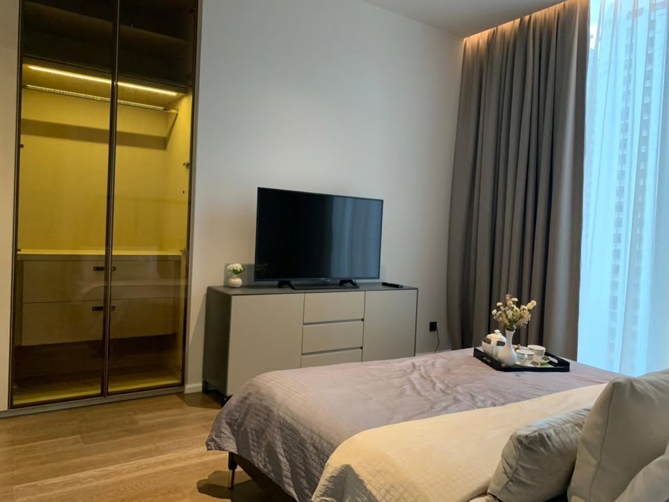 Luxury 2-bedroom condo for rent @ Kraam Sukhumvit 26. Fully furnished 111 sqm, high-end facilities, prime location near BTS Phrom Phong. Rent: 125,000 THB/month
