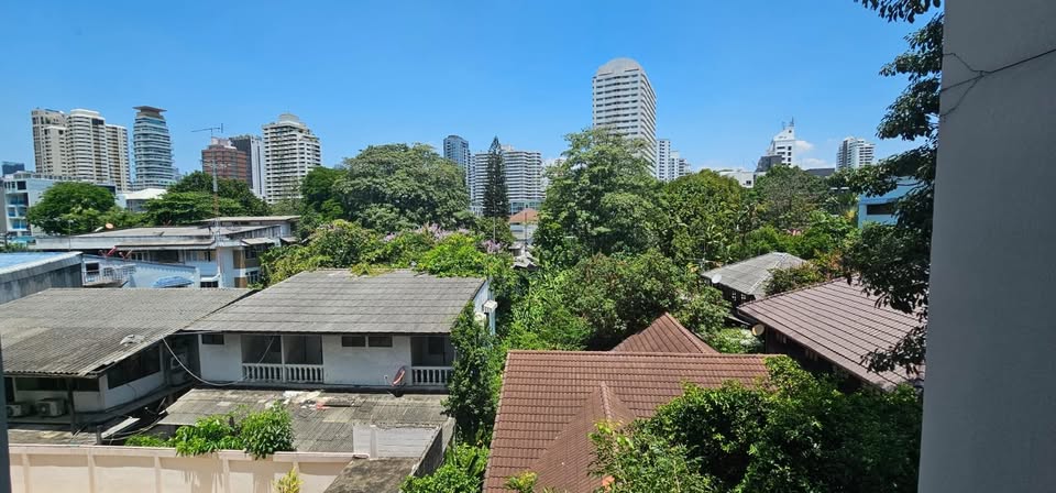 1-Bed, 1-Bath Condo for Rent at Liv@49, 40 sqm, ฿32,000/month, Near BTS Thonglor, Fully Furnished in Sukhumvit 49, Bangkok