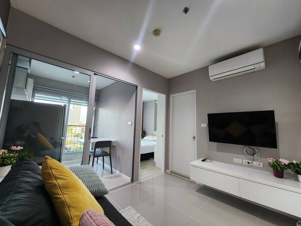 Discover a fully furnished 1-bedroom condo for rent at Aspire Sukhumvit 48, just a 10-minute walk from BTS Phra Khanong. Modern amenities and prime location