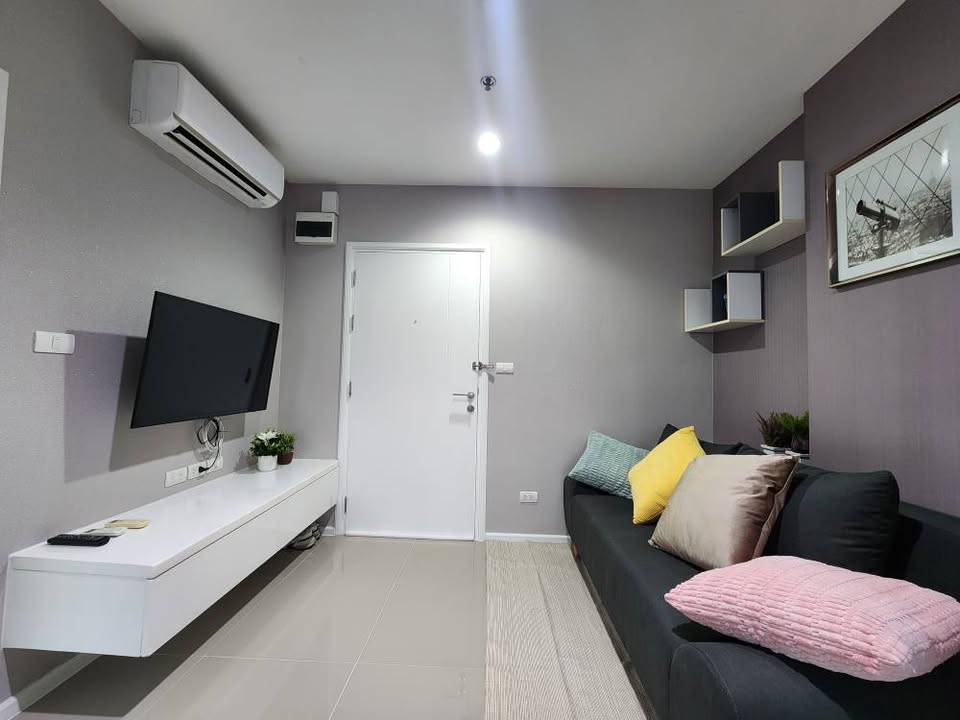 Discover a fully furnished 1-bedroom condo for rent at Aspire Sukhumvit 48, just a 10-minute walk from BTS Phra Khanong. Modern amenities and prime location