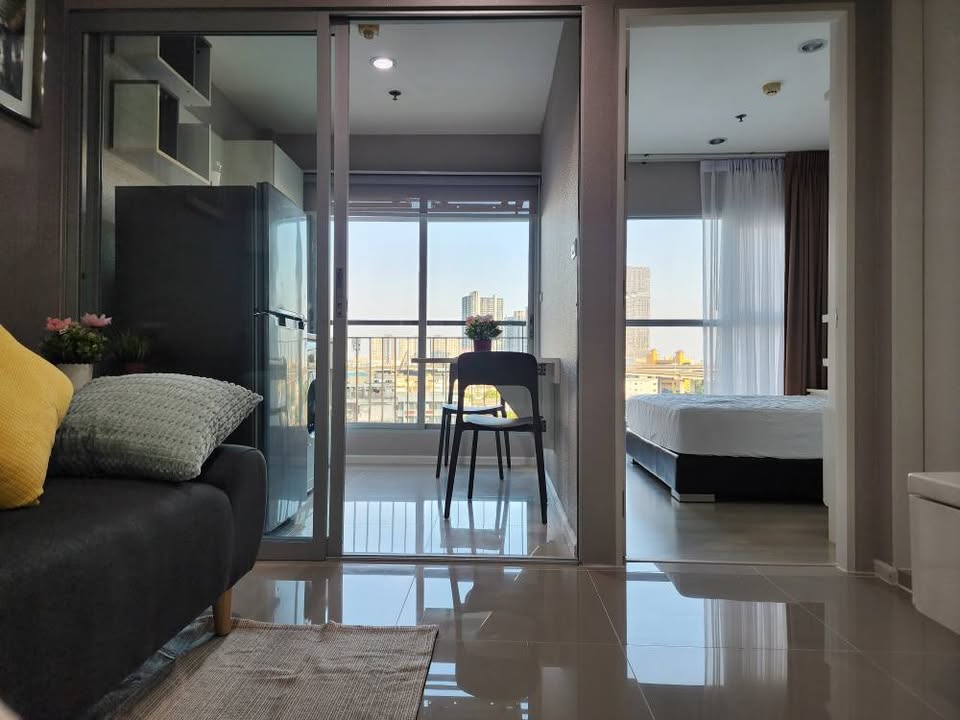 Discover a fully furnished 1-bedroom condo for rent at Aspire Sukhumvit 48, just a 10-minute walk from BTS Phra Khanong. Modern amenities and prime location