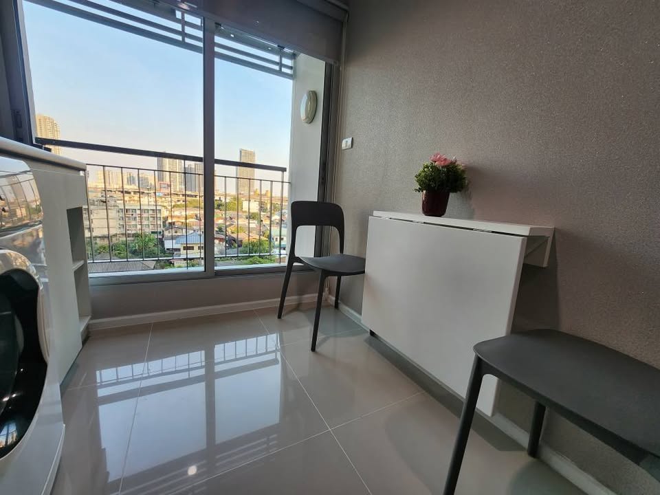Discover a fully furnished 1-bedroom condo for rent at Aspire Sukhumvit 48, just a 10-minute walk from BTS Phra Khanong. Modern amenities and prime location