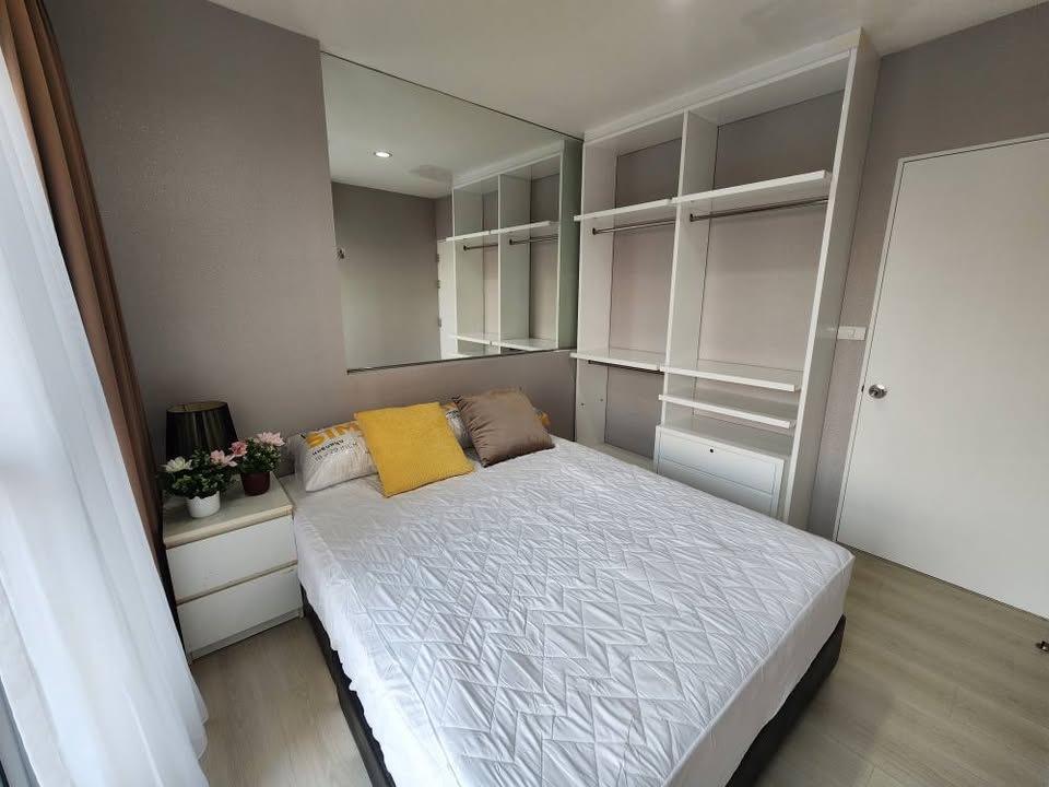 Discover a fully furnished 1-bedroom condo for rent at Aspire Sukhumvit 48, just a 10-minute walk from BTS Phra Khanong. Modern amenities and prime location