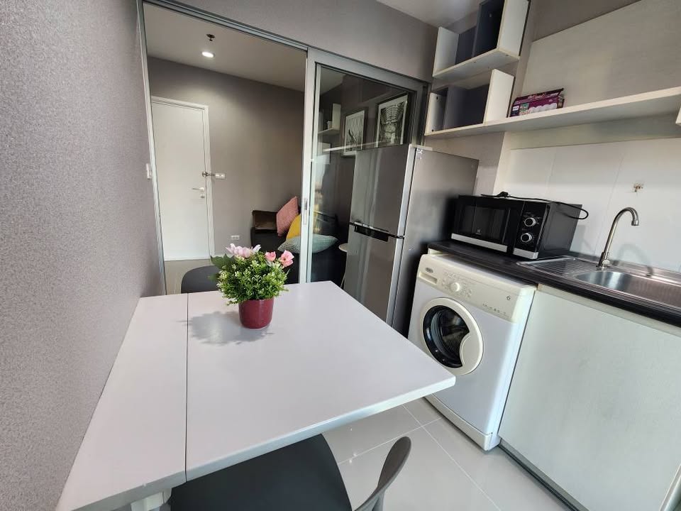 Discover a fully furnished 1-bedroom condo for rent at Aspire Sukhumvit 48, just a 10-minute walk from BTS Phra Khanong. Modern amenities and prime location