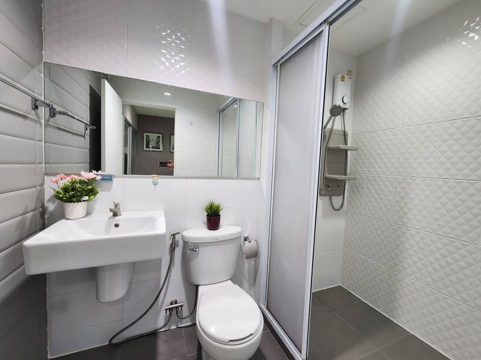 Discover a fully furnished 1-bedroom condo for rent at Aspire Sukhumvit 48, just a 10-minute walk from BTS Phra Khanong. Modern amenities and prime location