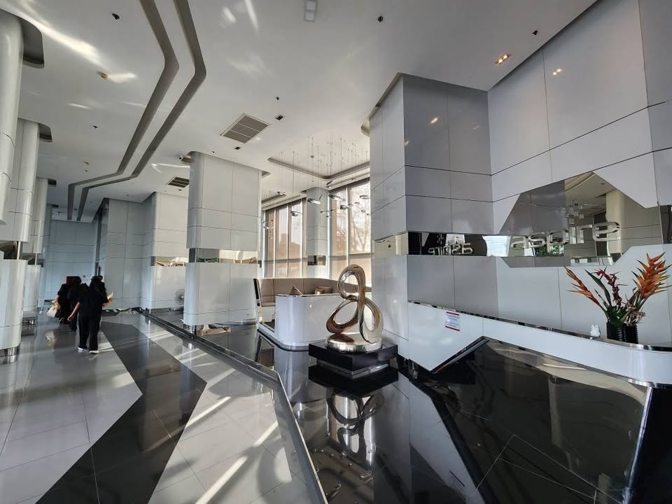Discover a fully furnished 1-bedroom condo for rent at Aspire Sukhumvit 48, just a 10-minute walk from BTS Phra Khanong. Modern amenities and prime location
