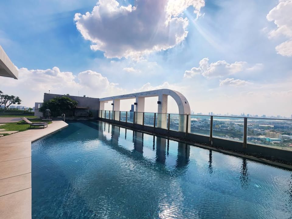 Discover a fully furnished 1-bedroom condo for rent at Aspire Sukhumvit 48, just a 10-minute walk from BTS Phra Khanong. Modern amenities and prime location