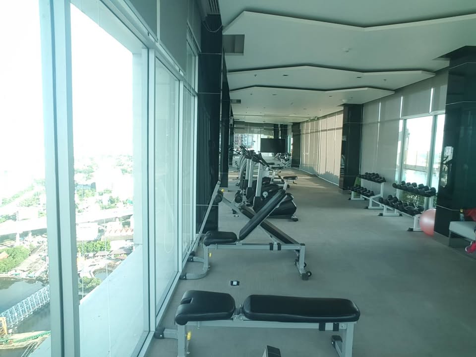Discover a fully furnished 1-bedroom condo for rent at Aspire Sukhumvit 48, just a 10-minute walk from BTS Phra Khanong. Modern amenities and prime location