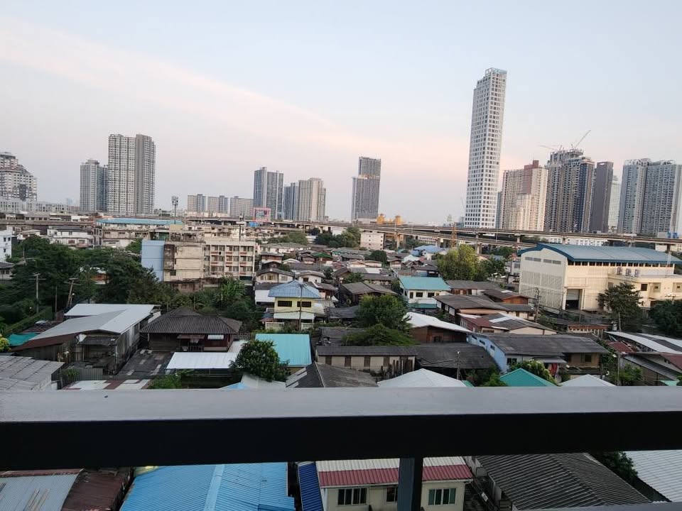 Discover a fully furnished 1-bedroom condo for rent at Aspire Sukhumvit 48, just a 10-minute walk from BTS Phra Khanong. Modern amenities and prime location