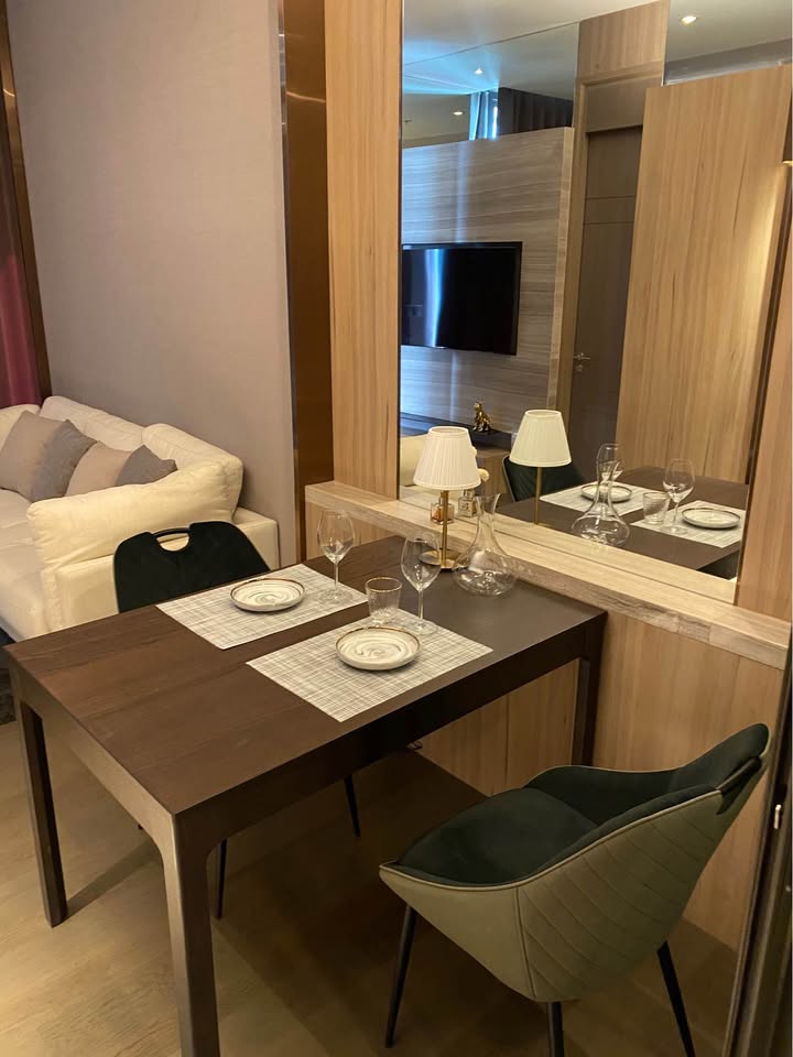 Luxury 1-bedroom apartment at The Esse at Singha Complex, 29th floor, 48 sqm. For rent at 42,000 THB/month or sale at 13.5M THB. Prime Asoke location.