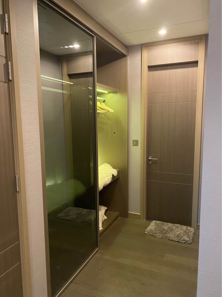 Luxury 1-bedroom apartment at The Esse at Singha Complex, 29th floor, 48 sqm. For rent at 42,000 THB/month or sale at 13.5M THB. Prime Asoke location.
