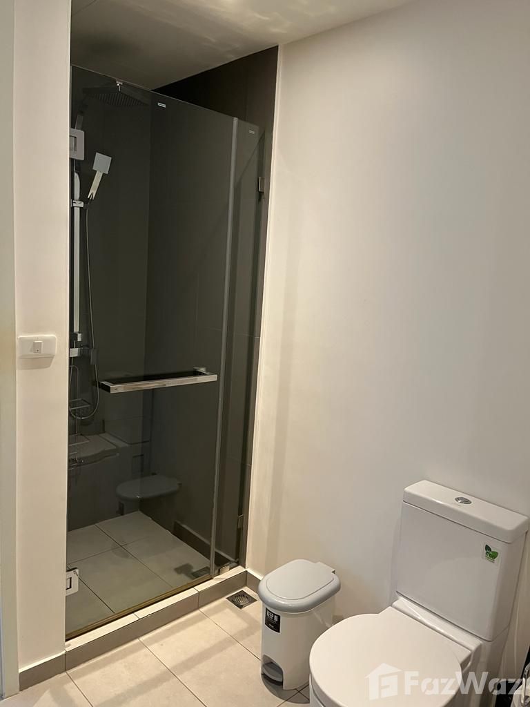 Luxury 1-bed, 1-bath, 44 sqm condo at The Lofts Ekkamai. Prime location near BTS. Sale: 6.5M THB | Rent: 30K THB/month. Contact us now for a viewing!